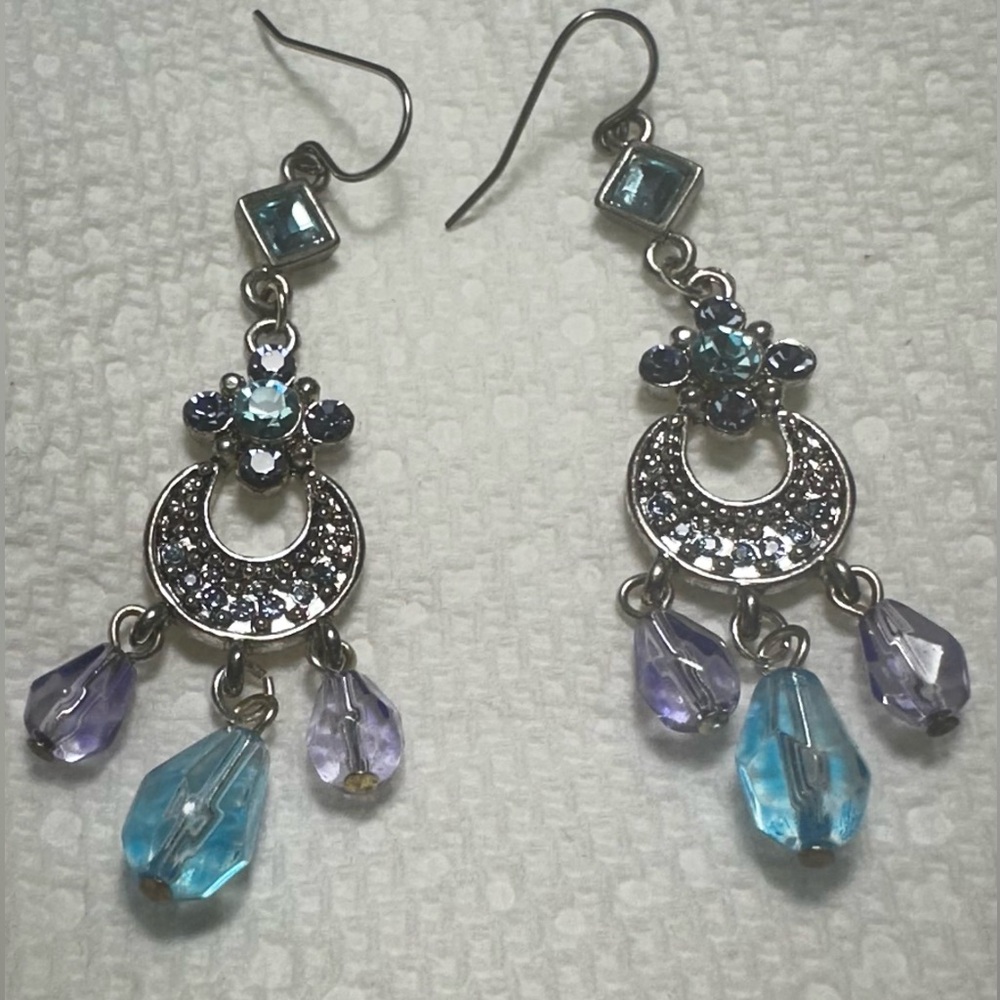Pair of earrings, lightweight!  Great condition, no missing stones